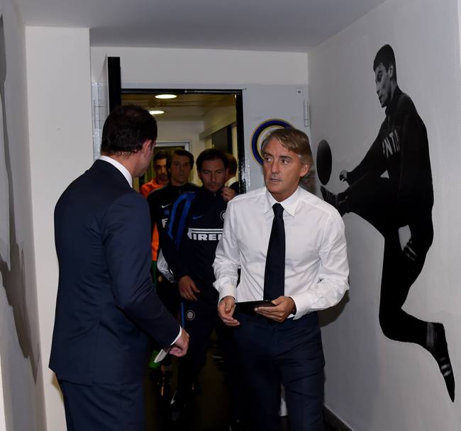 Roberto Mancini guida la squadra fuori dallo spogliatoio